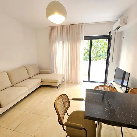Flori Center Apartment